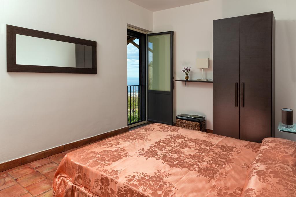 Nake Residenza Artistica Villa Sant'Alfio Bilik gambar