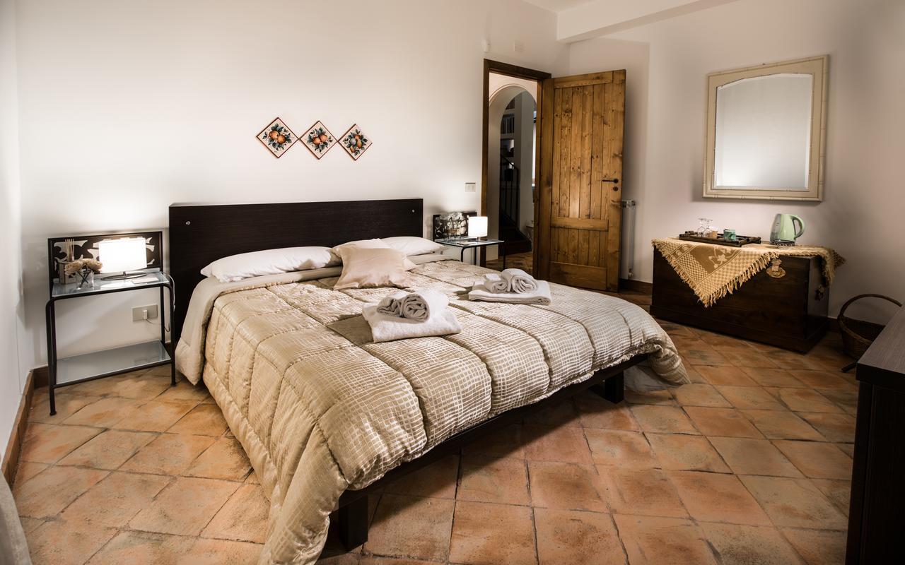 Nake Residenza Artistica Villa Sant'Alfio Luaran gambar