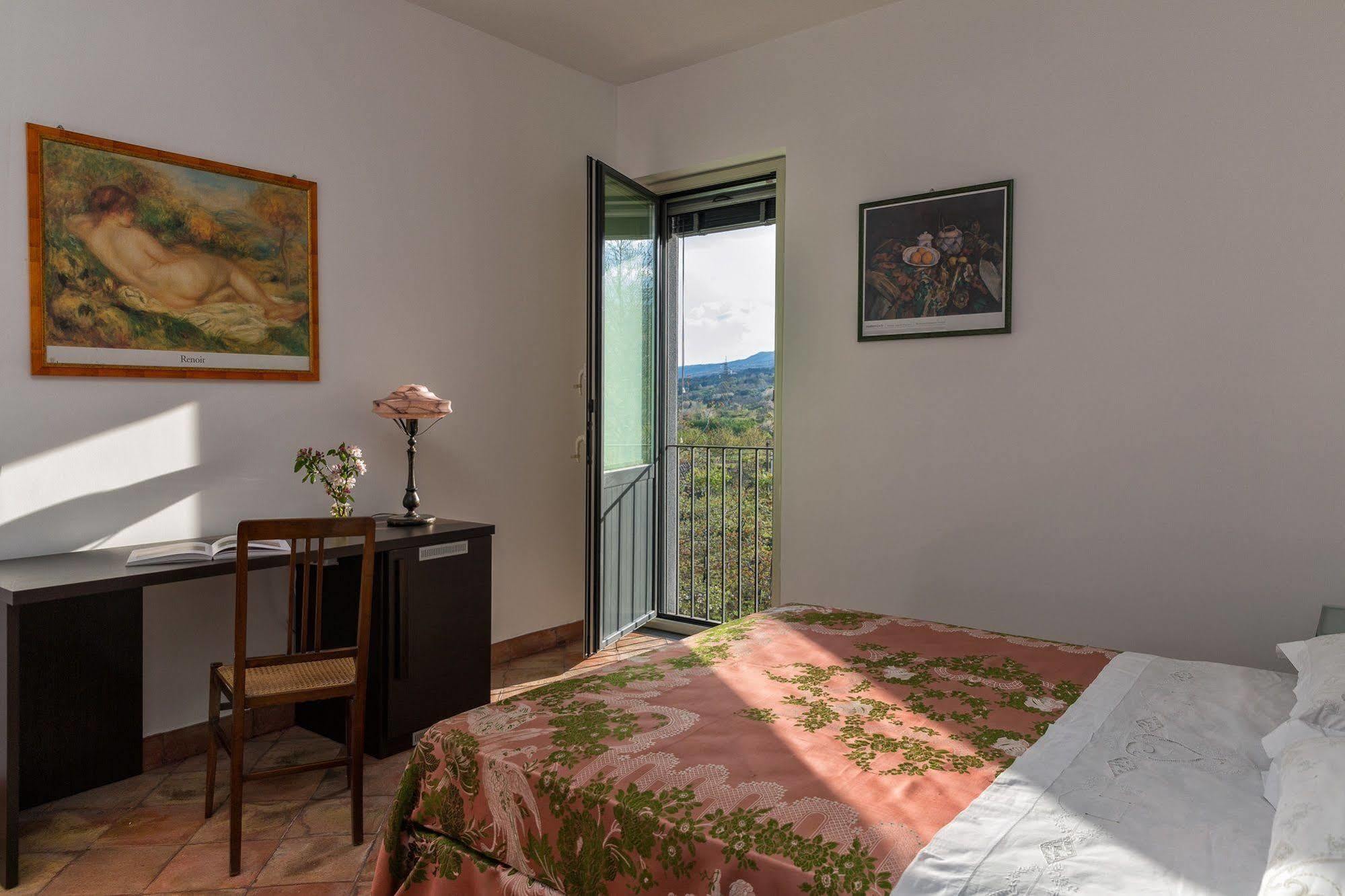 Nake Residenza Artistica Villa Sant'Alfio Luaran gambar