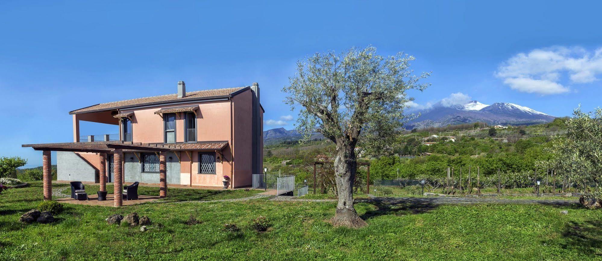 Nake Residenza Artistica Villa Sant'Alfio Luaran gambar