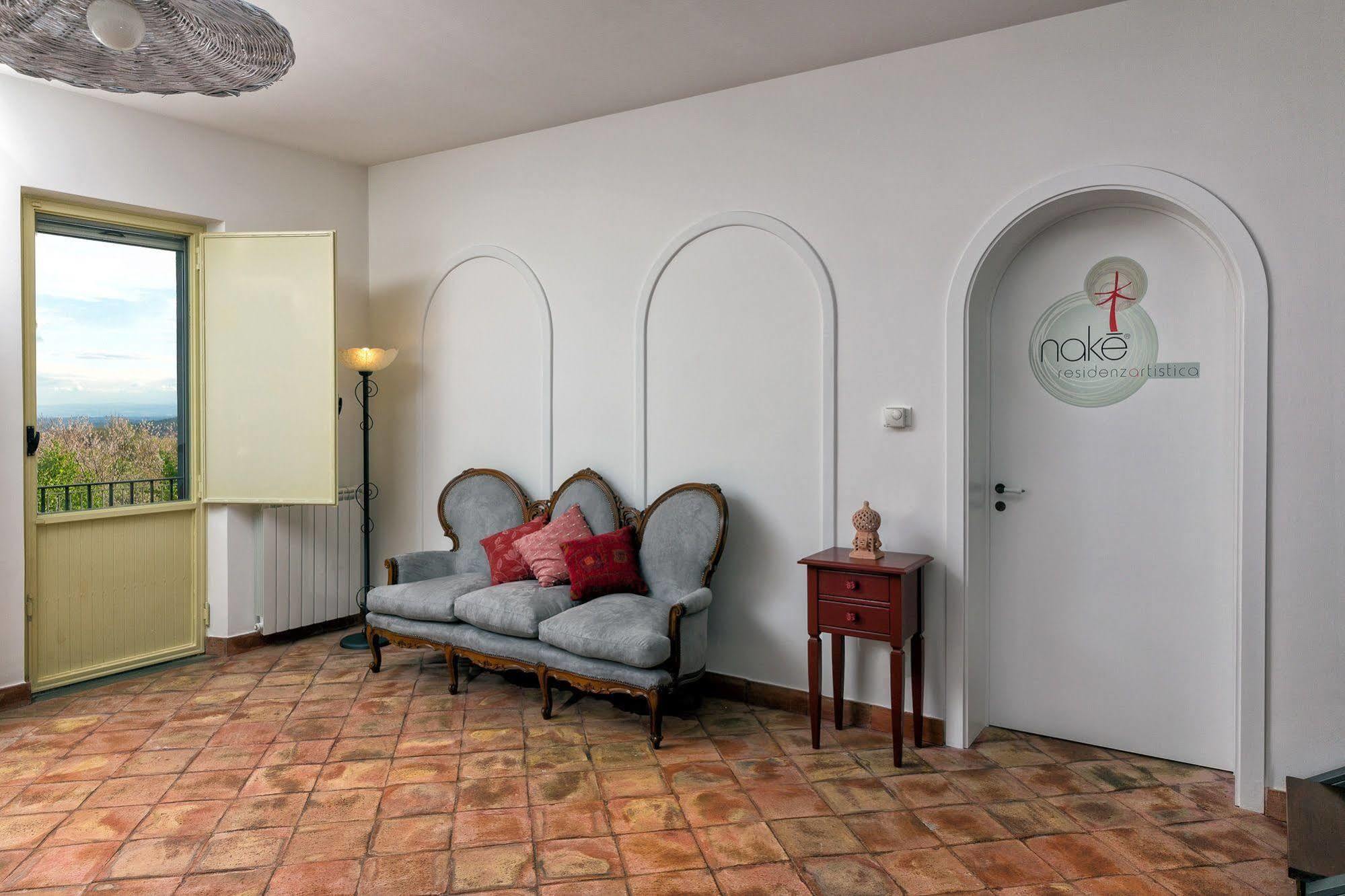 Nake Residenza Artistica Villa Sant'Alfio Luaran gambar