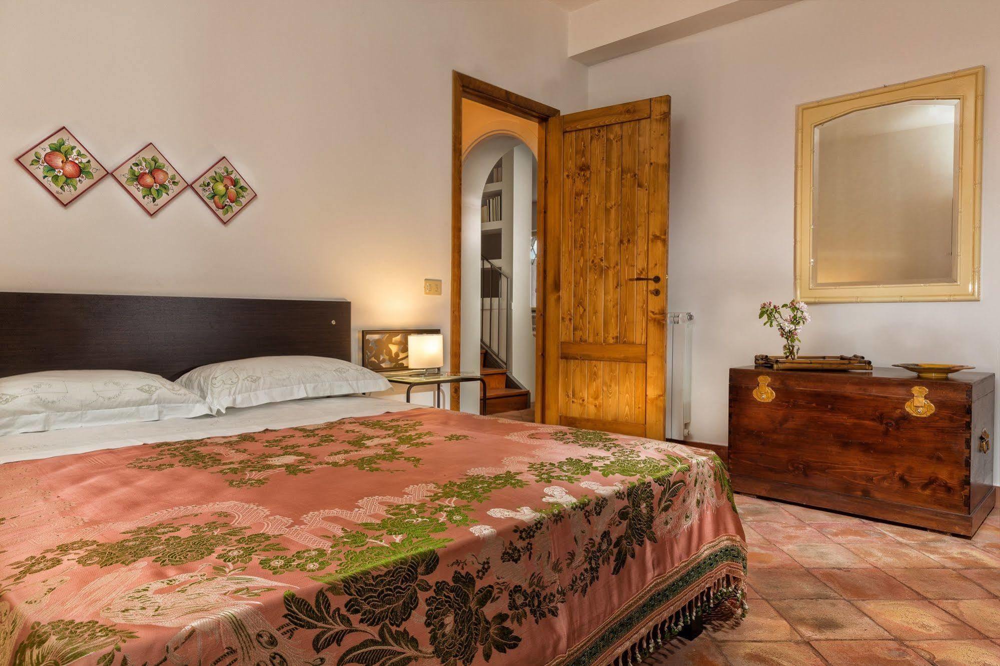 Nake Residenza Artistica Villa Sant'Alfio Luaran gambar