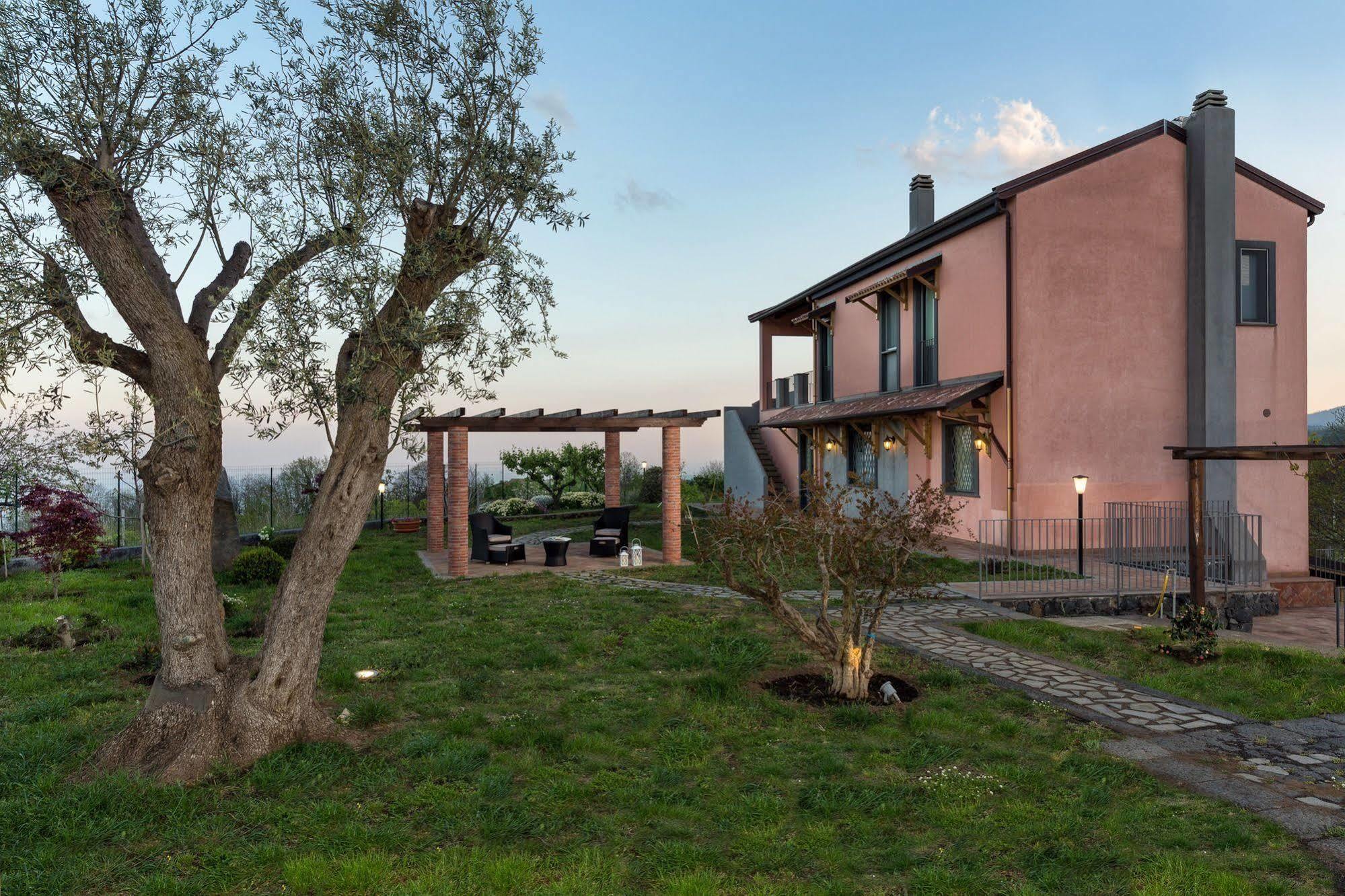 Nake Residenza Artistica Villa Sant'Alfio Luaran gambar