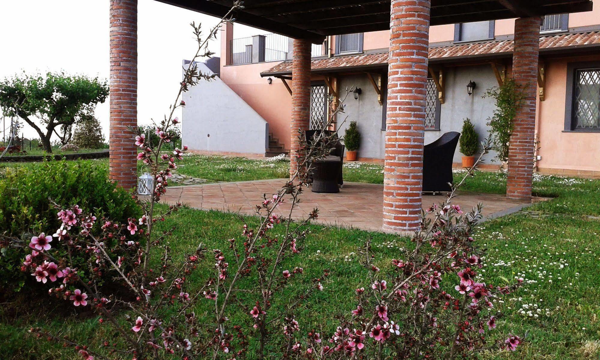 Nake Residenza Artistica Villa Sant'Alfio Luaran gambar